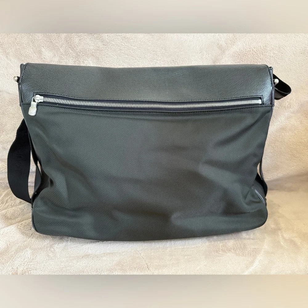 Authentic Louis Vuitton Taiga Green Delsu Epicea Shoulder Messenger Bag - Picture 4 of 17